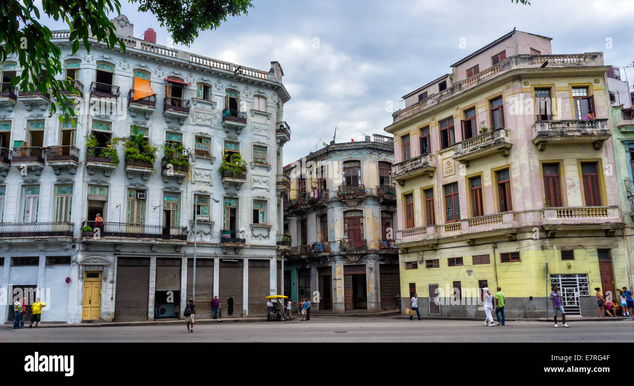 Havanna, Kuba. Straßenszene mit abgenutzten Gebäude. Stockfoto