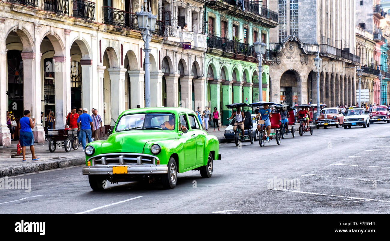 Straßenszene mit Oldtimer und abgenutzte Gebäude in Havanna, Kuba. Stockfoto