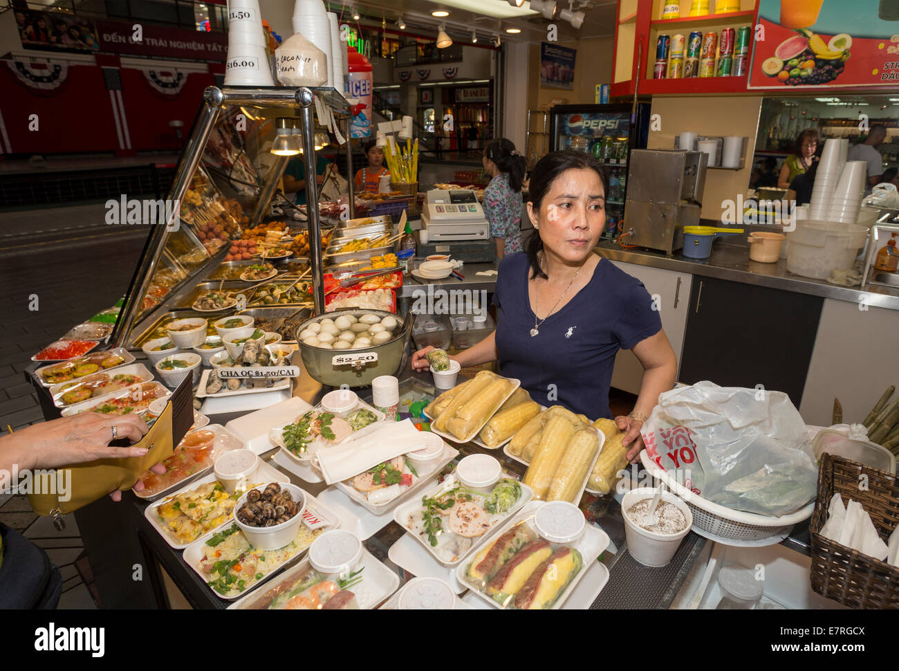 Vietnamese-American Vietnamese-American, Frau, Vietnamesischen Restaurant, Food Court, Asian Garden Mall, Westminster, Orange County, Kalifornien Stockfoto