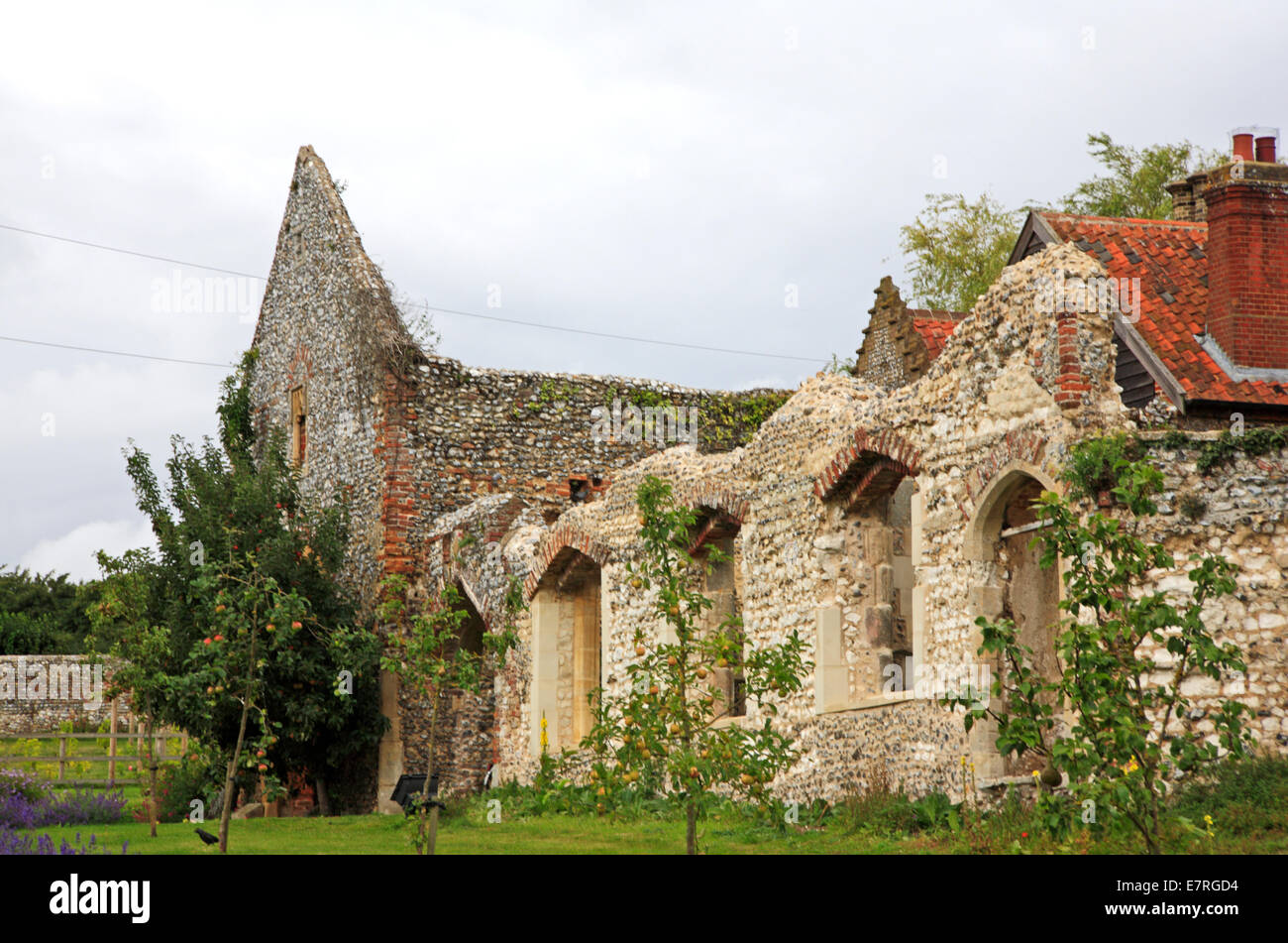 Eine Ansicht der zerstörten Mauern das Kloster am kleinen Walsingham, Norfolk, England, Vereinigtes Königreich. Stockfoto