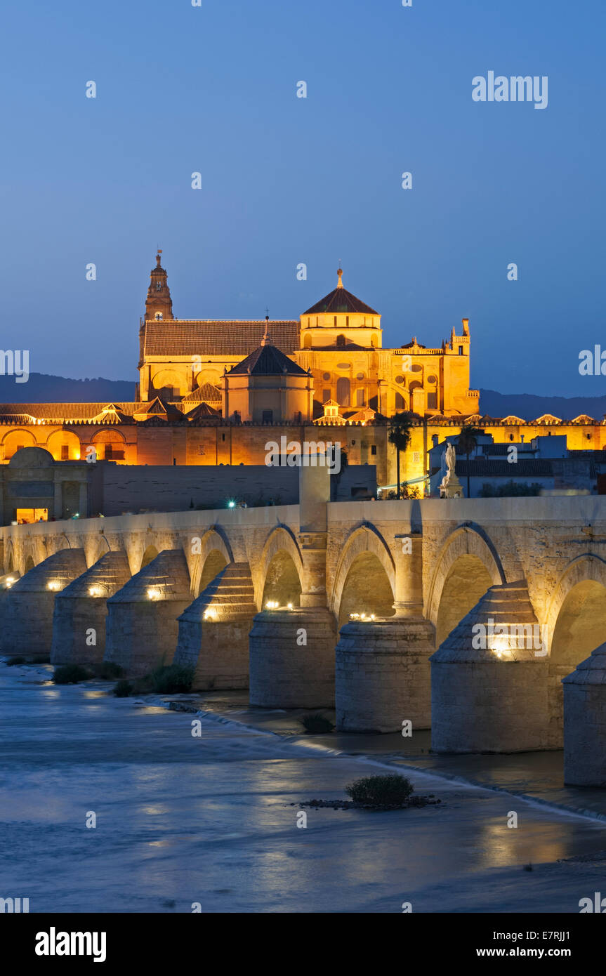 Puente Romano Römerbrücke und Mezquita Cordoba Andalusien Spanien Stockfoto