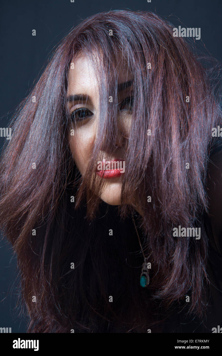 Frau mit Haaren im Gesicht Stockfoto