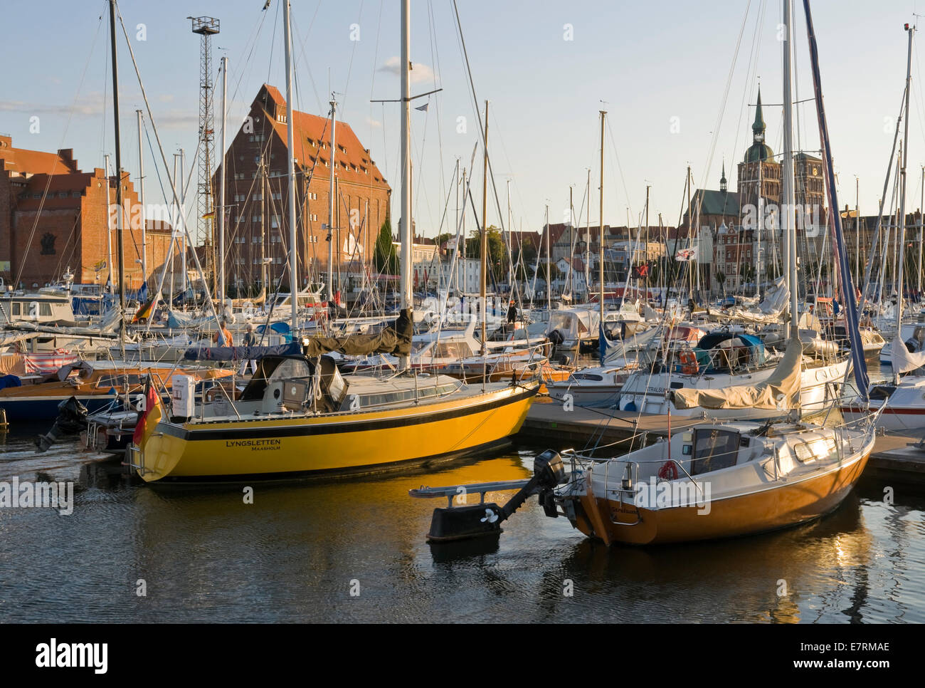 Yachten vor Anker im Hafen von Stralsund, Mecklenburg-Vorpommern, Deutschland, Europa Stockfoto