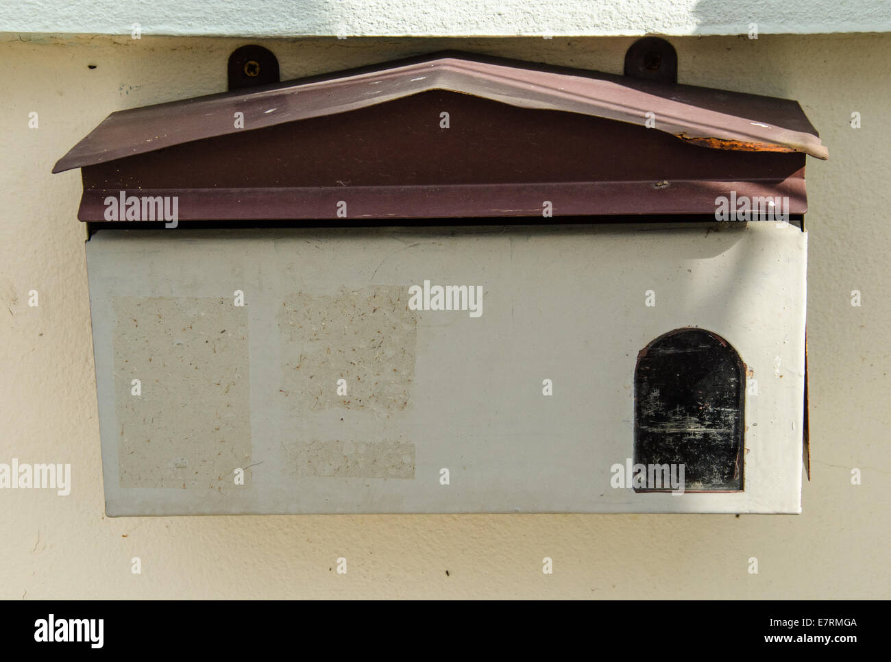 Alter Metall Brief Kasten Front des Hauses für Brief Stockfoto