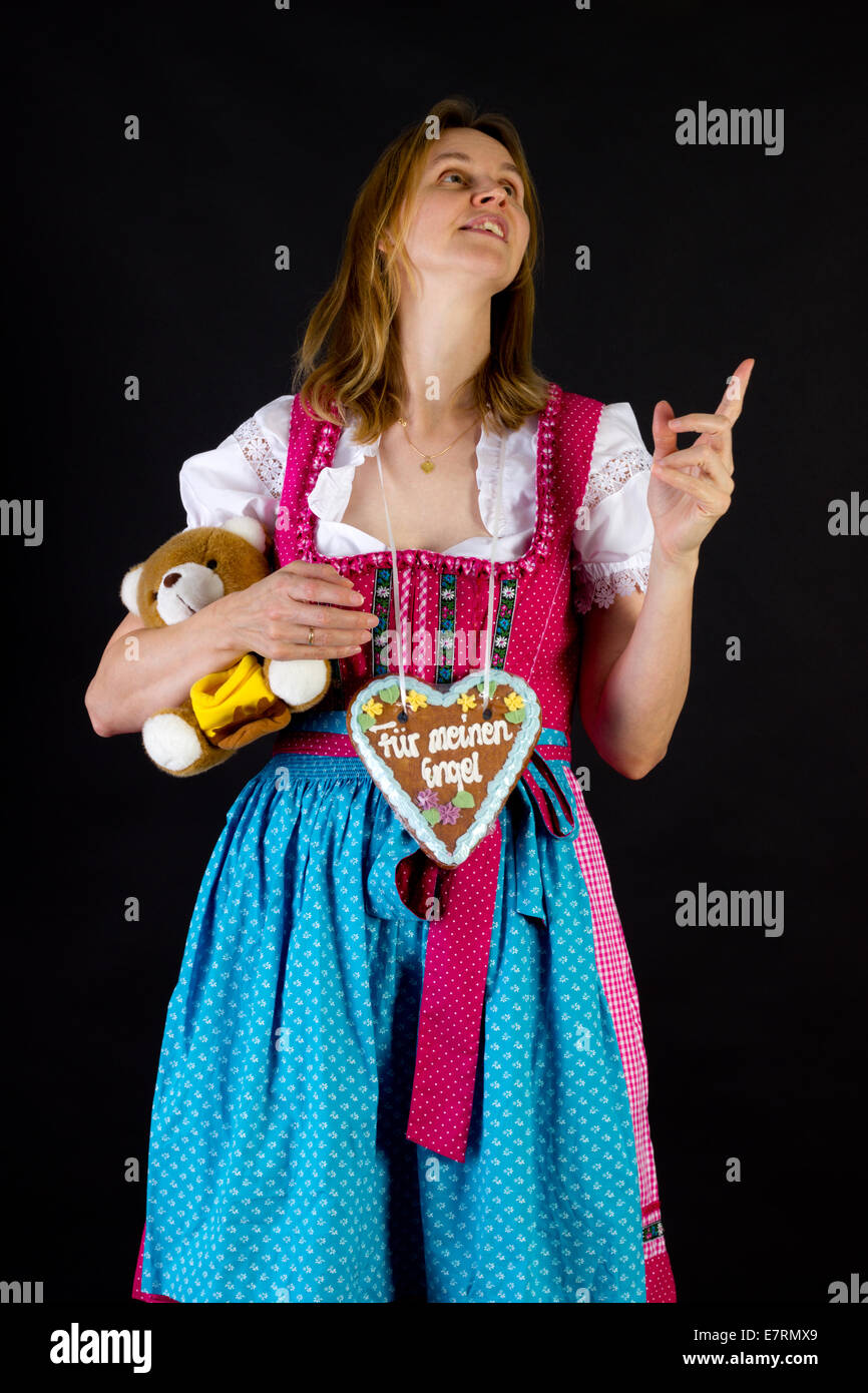 Frau im Dirndl auf etwas gerichtet Stockfoto