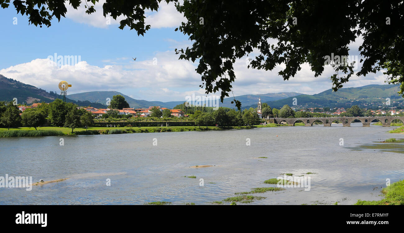 Blick auf Ponte de Lima, eine Stadt in der nördlichen Minho-Region in Portugal. Stockfoto