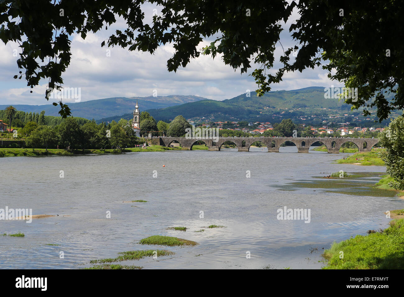 Blick auf Ponte de Lima, eine Stadt in der nördlichen Minho-Region in Portugal. Stockfoto