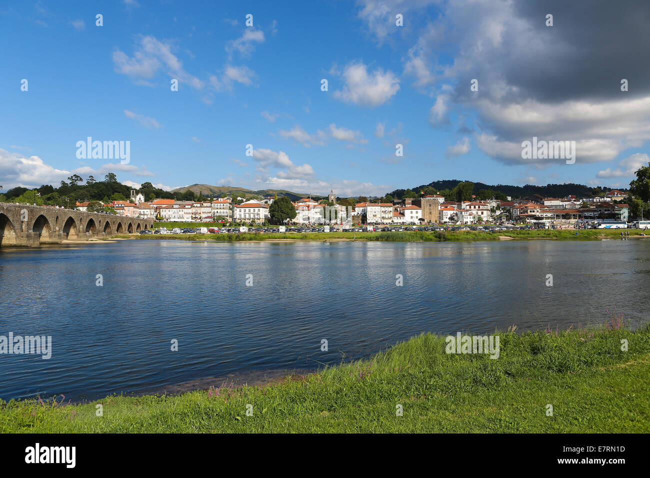 Blick auf Ponte de Lima, eine Stadt in der nördlichen Minho-Region in Portugal. Stockfoto