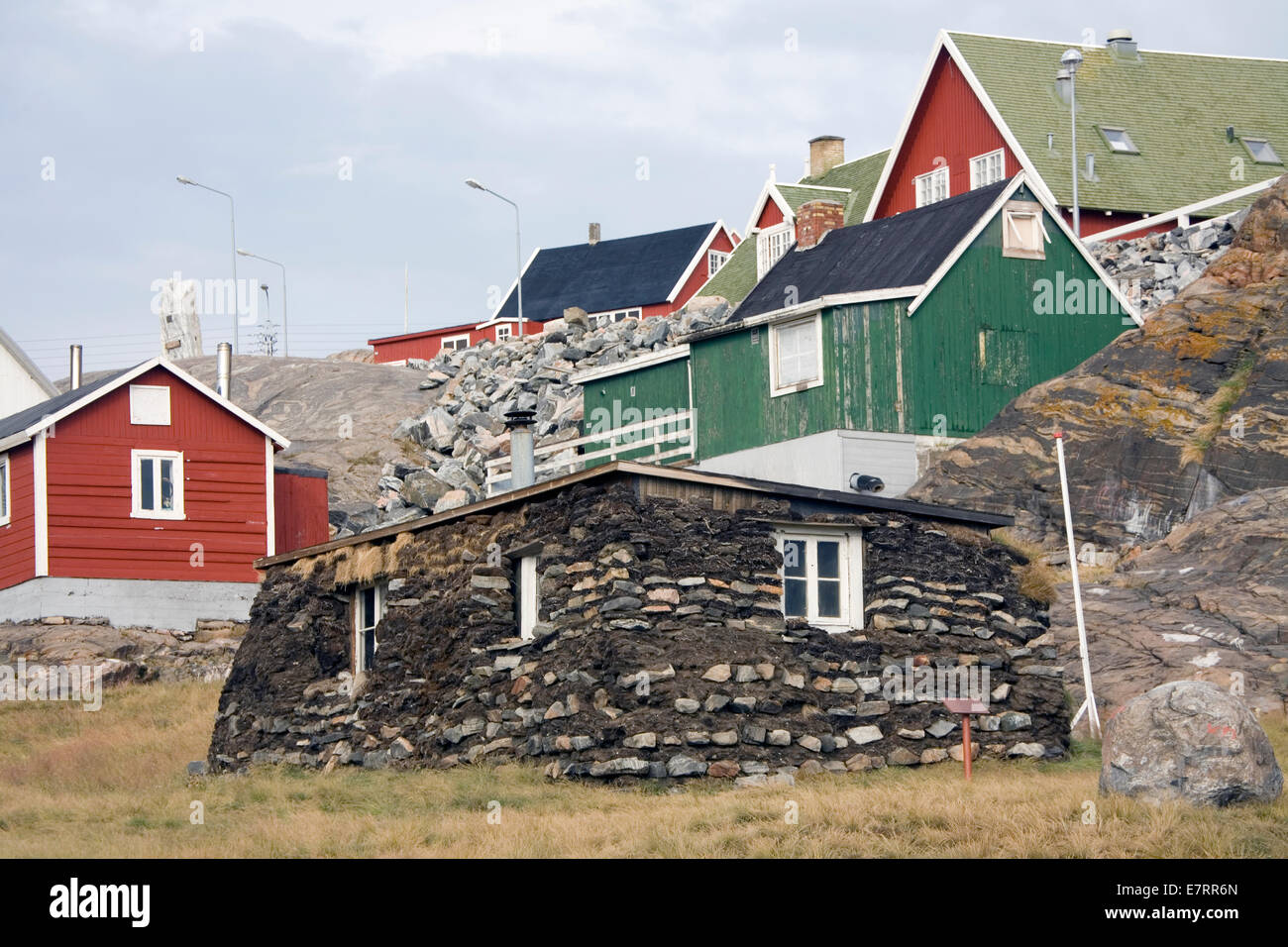 Mehrere traditionelle Torf und Steinhäuser (Rasen Hütten) sind als nationale historische Gebäude in Uummannaq, Grönland erhalten. Stockfoto