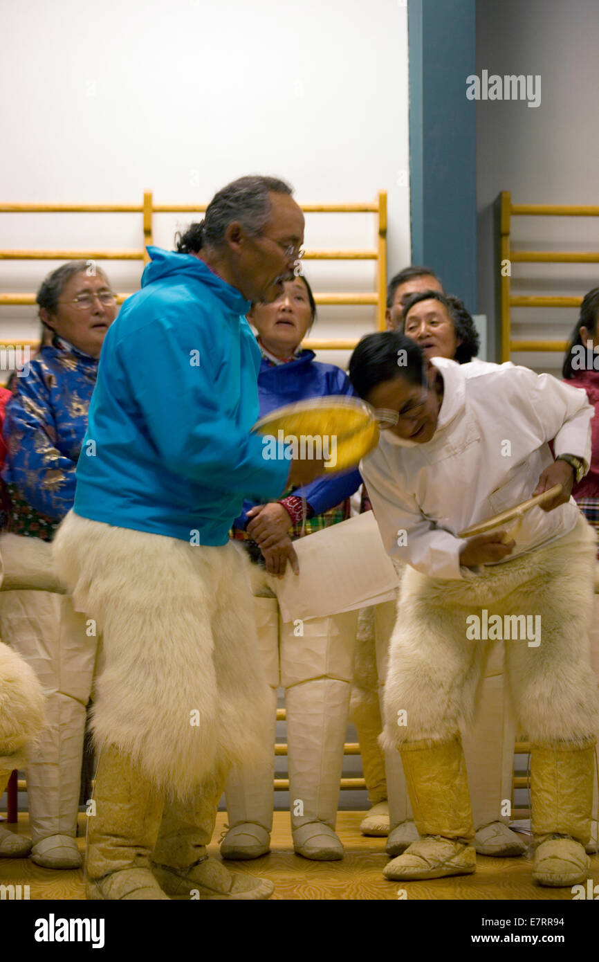 Traditionelle Inuit Trommeln tanzen (und Chorgesang) in der Sporthalle in Qaanaaq, Grönland, Arktis Stockfoto