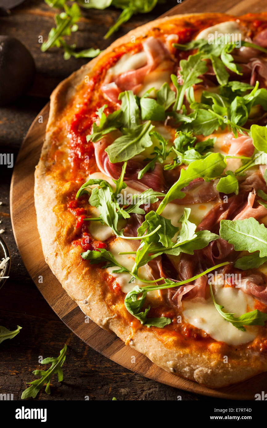 Schinken und Rucola-Pizza mit Marinara Sauce Stockfoto