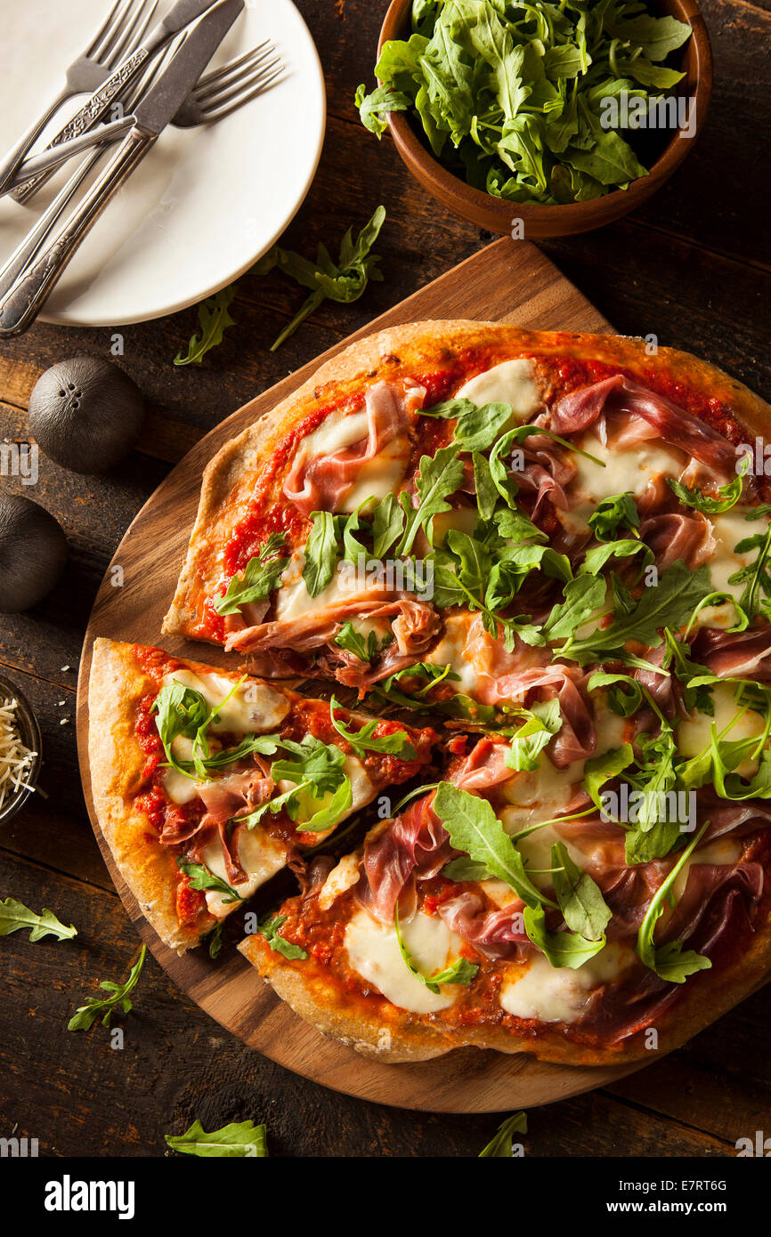 Schinken und Rucola-Pizza mit Marinara Sauce Stockfoto