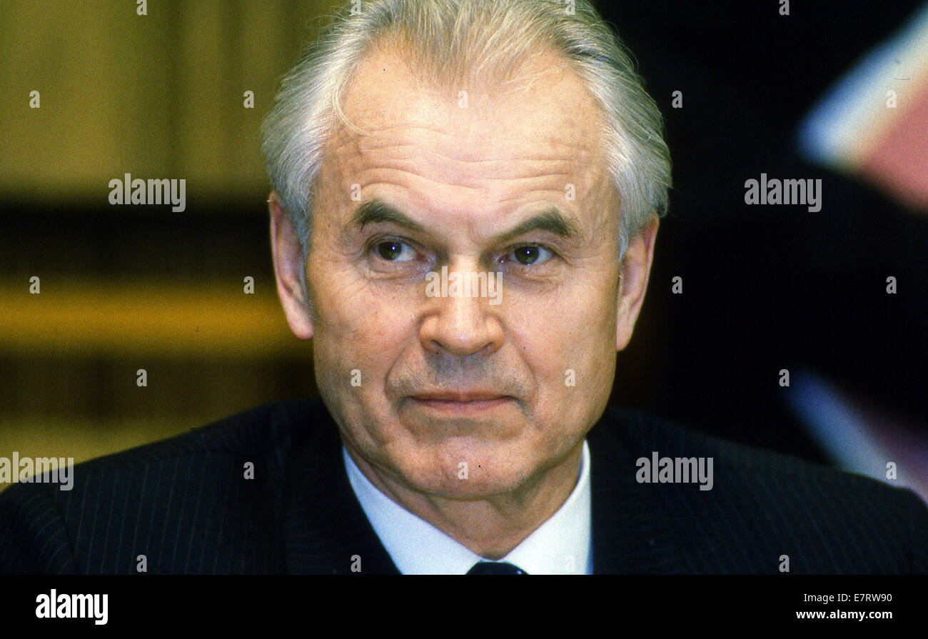 Bonn, Bundesrepublik Deutschland. 3. Juli 2007. Bonn, Deutschland; 13. Februar 1990---Hans Modrow, der letzten kommunistischen Premier der DDR, bei einem Besuch in der Bundeshauptstadt Bonn. Modrow hatte eine lange politische Karriere in der DDR. Modrow wurde premier nach dem Rücktritt von Willi Stoph am 13. November 1989. Nach dem Sturz von Egon Krenz als Vorsitzender der SED am 7. Dezember wurde Modrow der de-facto-Führer der DDR, obwohl er nicht Anführer der umbenannten Partei des demokratischen Sozialismus geworden ist. Modrow blieb bis zu den Wahlen am 18. März 1990.ZUMA Pr premier Stockfoto