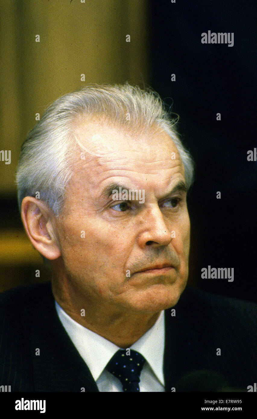 Bonn, Bundesrepublik Deutschland. 3. Juli 2007. Bonn, Deutschland; 13. Februar 1990---Hans Modrow, der letzten kommunistischen Premier der DDR, bei einem Besuch in der Bundeshauptstadt Bonn. Modrow hatte eine lange politische Karriere in der DDR. Modrow wurde premier nach dem Rücktritt von Willi Stoph am 13. November 1989. Nach dem Sturz von Egon Krenz als Vorsitzender der SED am 7. Dezember wurde Modrow der de-facto-Führer der DDR, obwohl er nicht Anführer der umbenannten Partei des demokratischen Sozialismus geworden ist. Modrow blieb bis zu den Wahlen am 18. März 1990.ZUMA Pr premier Stockfoto