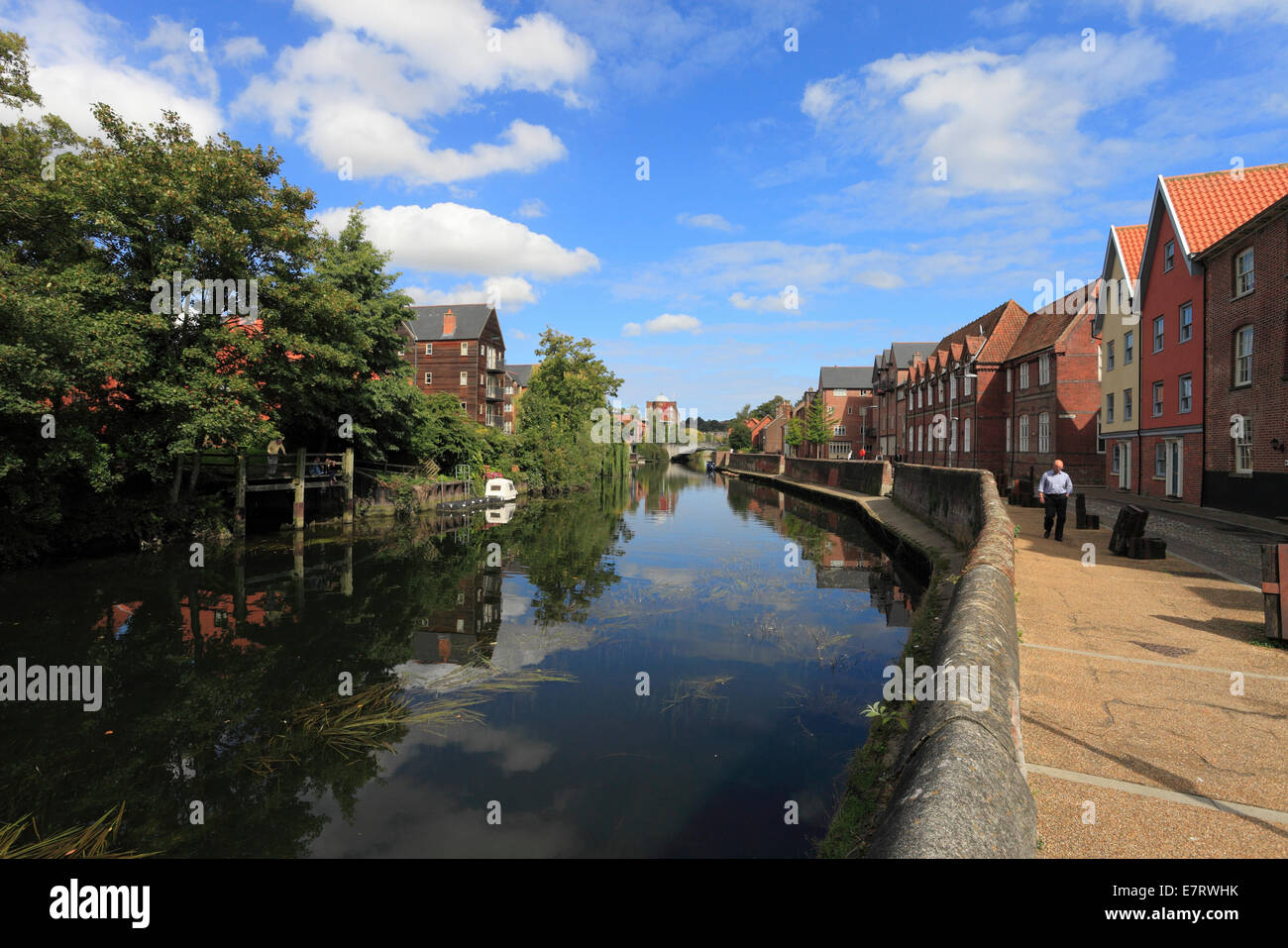 Der Fluss Wensum in Norwich zeigen moderne Wohnsiedlungen am Flussufer. Stockfoto