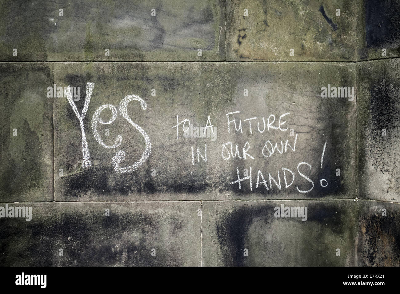 Kreide Graffiti an der Wand der St. Giles Cathedral Edinburgh auf dem schottischen Referendum Wahltag Stockfoto
