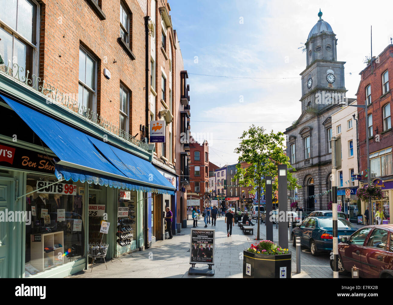 Zeigen Sie mit The Tholsel Straße West auf der rechten Seite, Drogheda, County Louth, Irland an Stockfoto