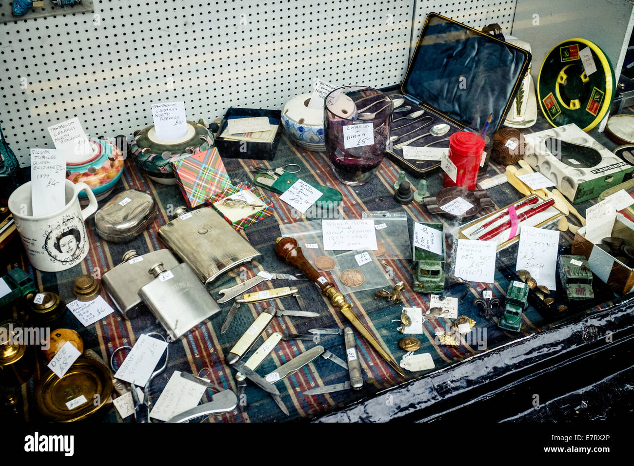 Trödel auf dem Display in einem Geschäft Fenster, North Berwick, Schottland Stockfoto