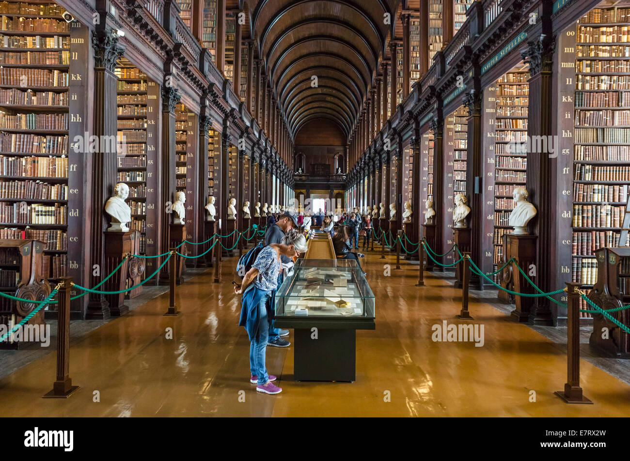 Trinity College Library. Die langen Raum in der alten Bibliothek, Trinity College, Dublin, Irland - das Buch von Kells ist in einem anderen Teil der Bibliothek gehalten Stockfoto