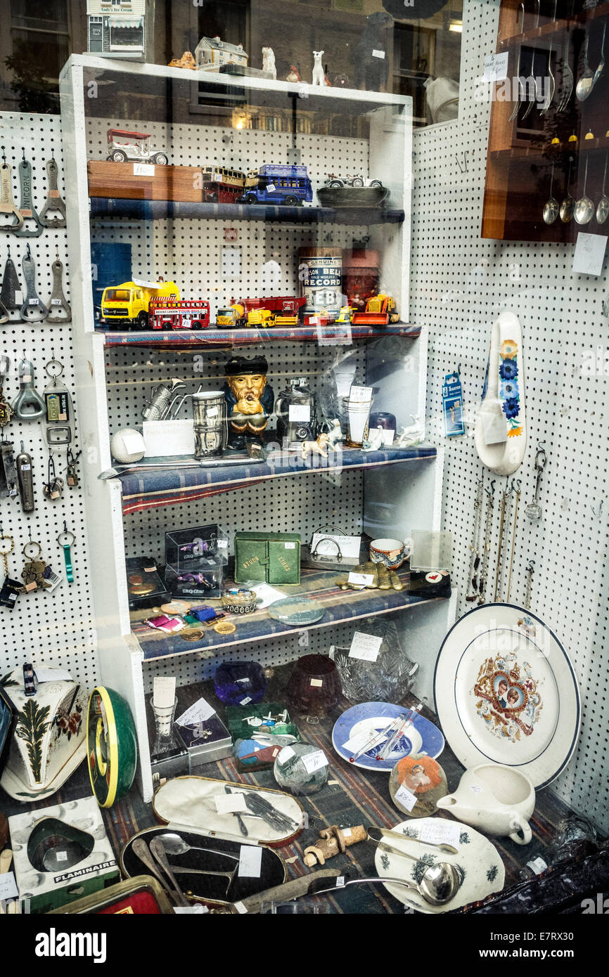 Trödel auf dem Display in einem Geschäft Fenster, North Berwick, Schottland Stockfoto