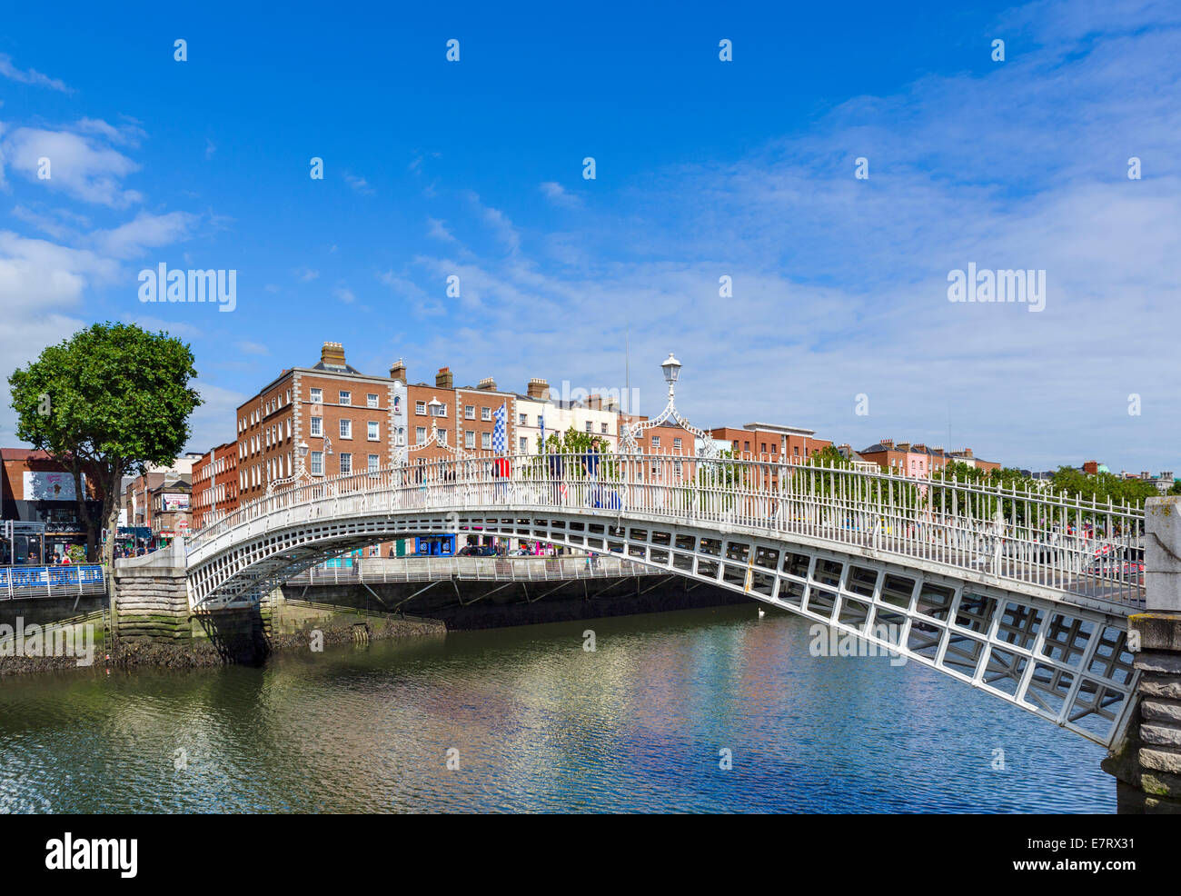Die Ha'Penny-Brücke über den Fluss Liffey in Stadtzentrum, Stadt Dublin, Irland Stockfoto
