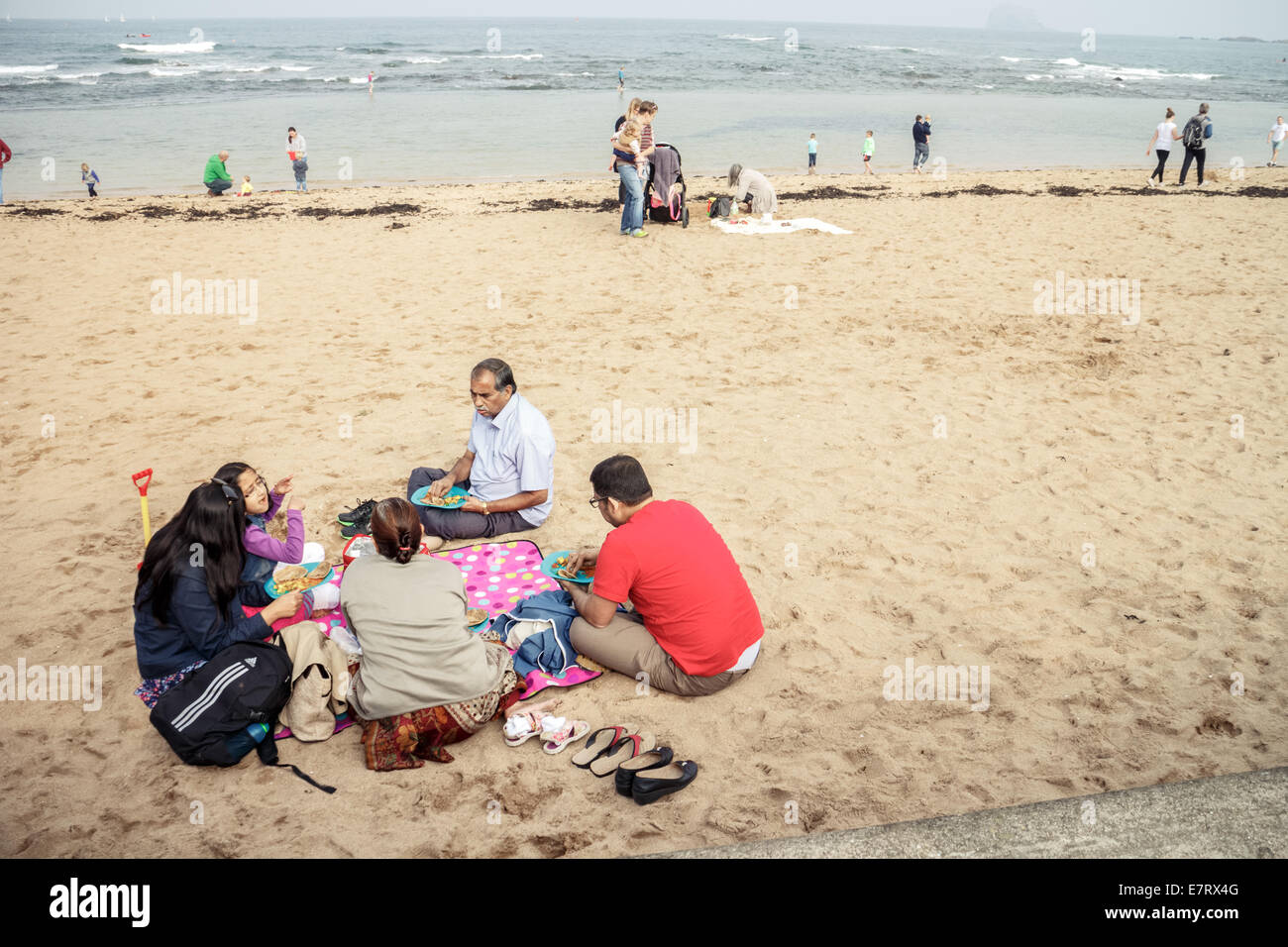 Asiatischen Familie genießen Sie ein Picknick am Strand, North Berwick, Schottland Stockfoto