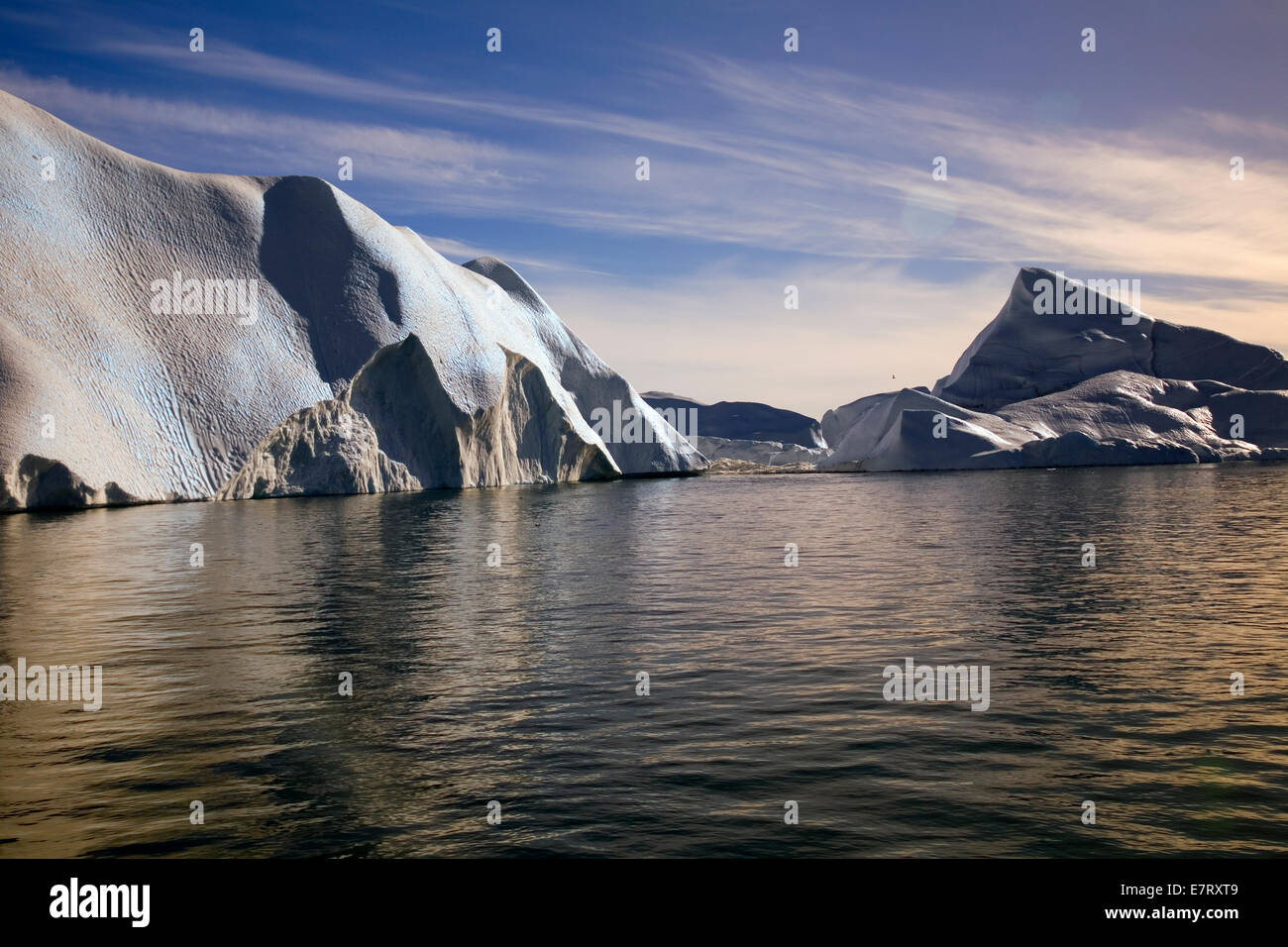 Eisberge, viele von ihnen ganz enorm, Abdriften in Diskobucht vom Gletscher Sermeq Kujalleq (Jacobhavn Gletscher, dem dänischen). Stockfoto