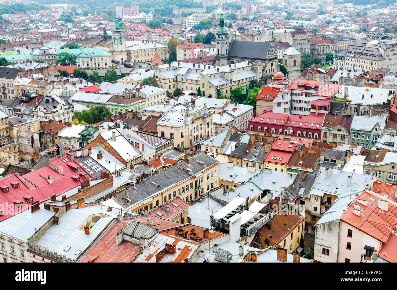 Alte Stadt von oben. Blick über die Dächer aus großer Höhe. Stockfoto