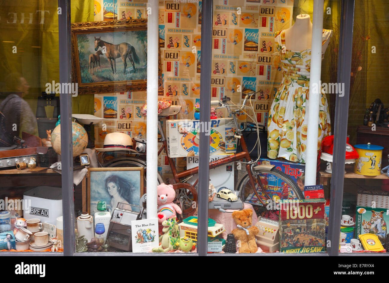 Charity-Schaufenster mit alt altmodisch aussehende Gegenstände zum Verkauf. Stockfoto