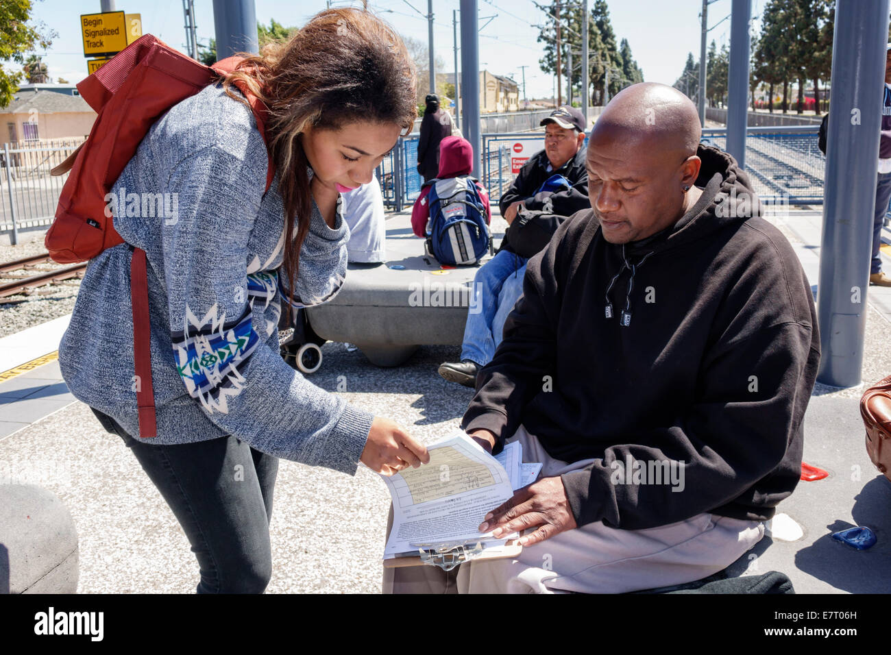 Los Angeles California, LA County Metro Rail, Willowbrook Station, Blue Line, Bahn, Nahverkehr, Plattform, schwarzer Mann Männer, Frau weibliche Frauen, Umfrage, Surv Stockfoto