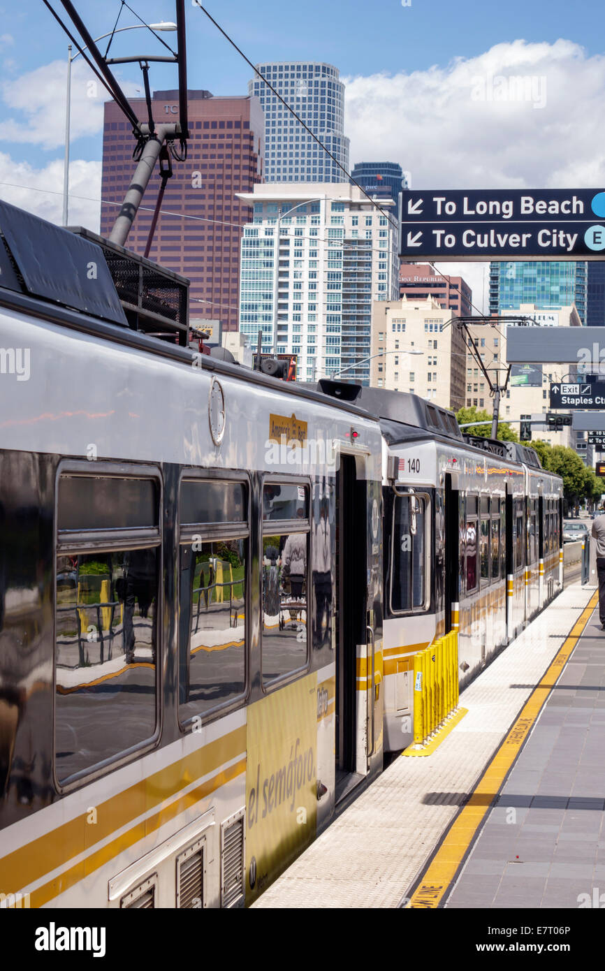 Los Angeles, Kalifornien, Innenstadt, LA County Metro Rail, Stadtbahn, Nahverkehr, Blaue Linie, Pico Station, Bahnhof, Bahnsteig, Zug, Pantograph, Overhead Stockfoto