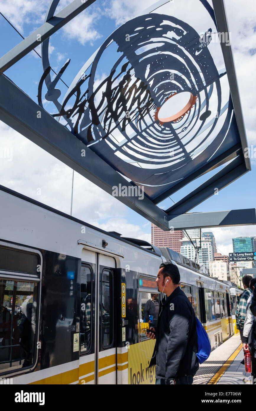 Los Angeles, Kalifornien, Innenstadt, LA County Metro Rail, Stadtbahn, Nahverkehr, Blaue Linie, Pico Station, Bahnhof, Bahnsteig, Zug, hispanische Männer mal Stockfoto