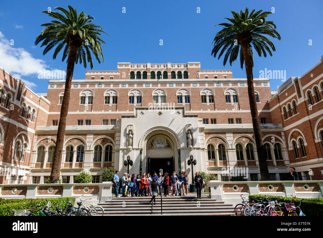 Los Angeles California, USC, University of Southern California, Hochschule, Campus, Gebäude, Außenansicht, Edward Doheny Jr. Memorial Library, Palmen, Schatten, Cour Stockfoto