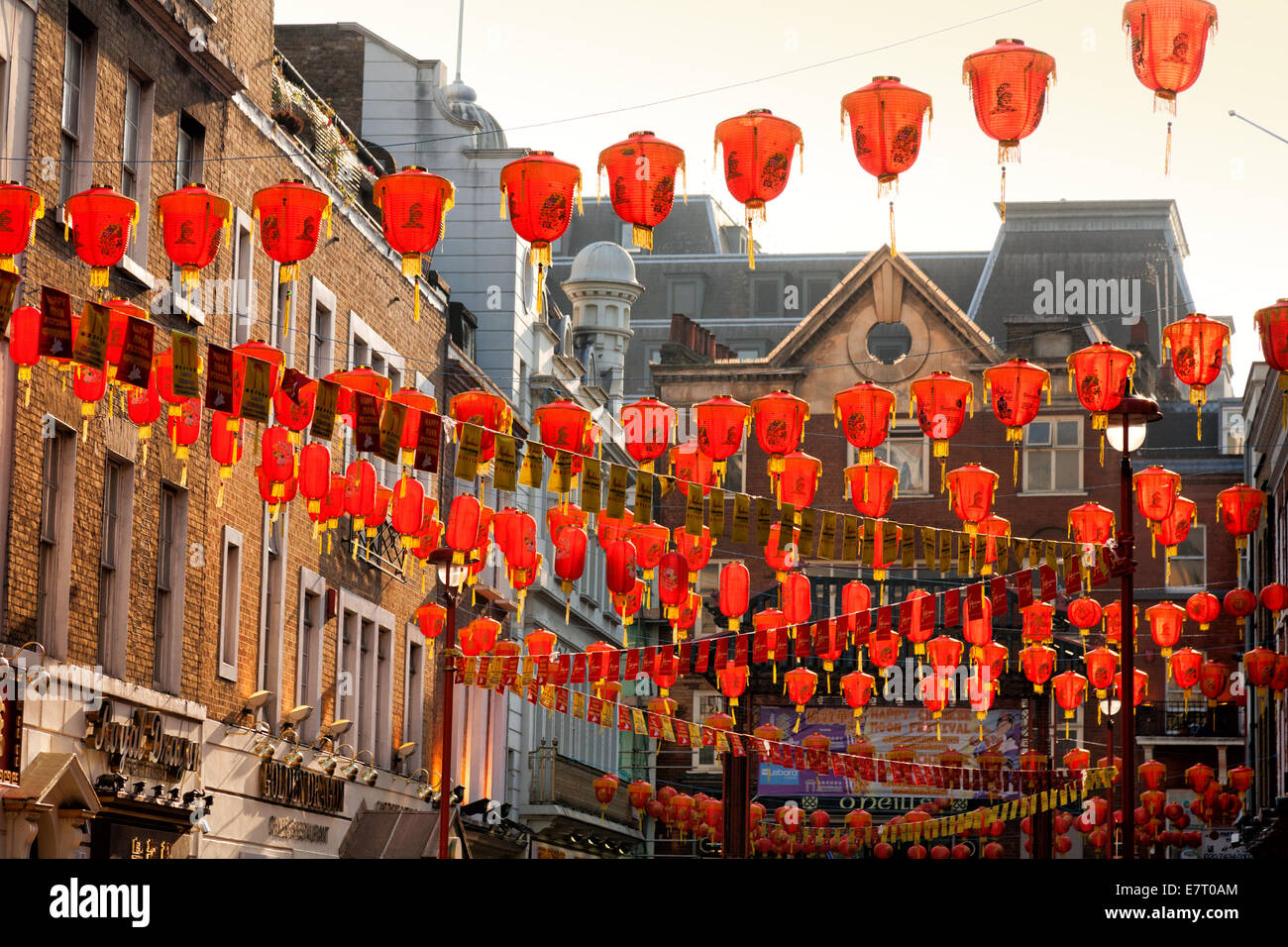 Bunte Lampions in der Gerrard Street, Chinatown, Soho, London UK Stockfoto