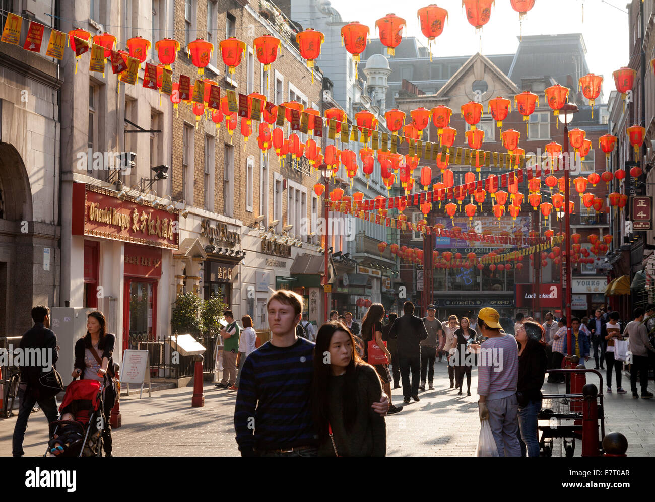 Straßenszene mit bunten Lampions, Gerrard Street, Soho, Chinatown London UK Stockfoto