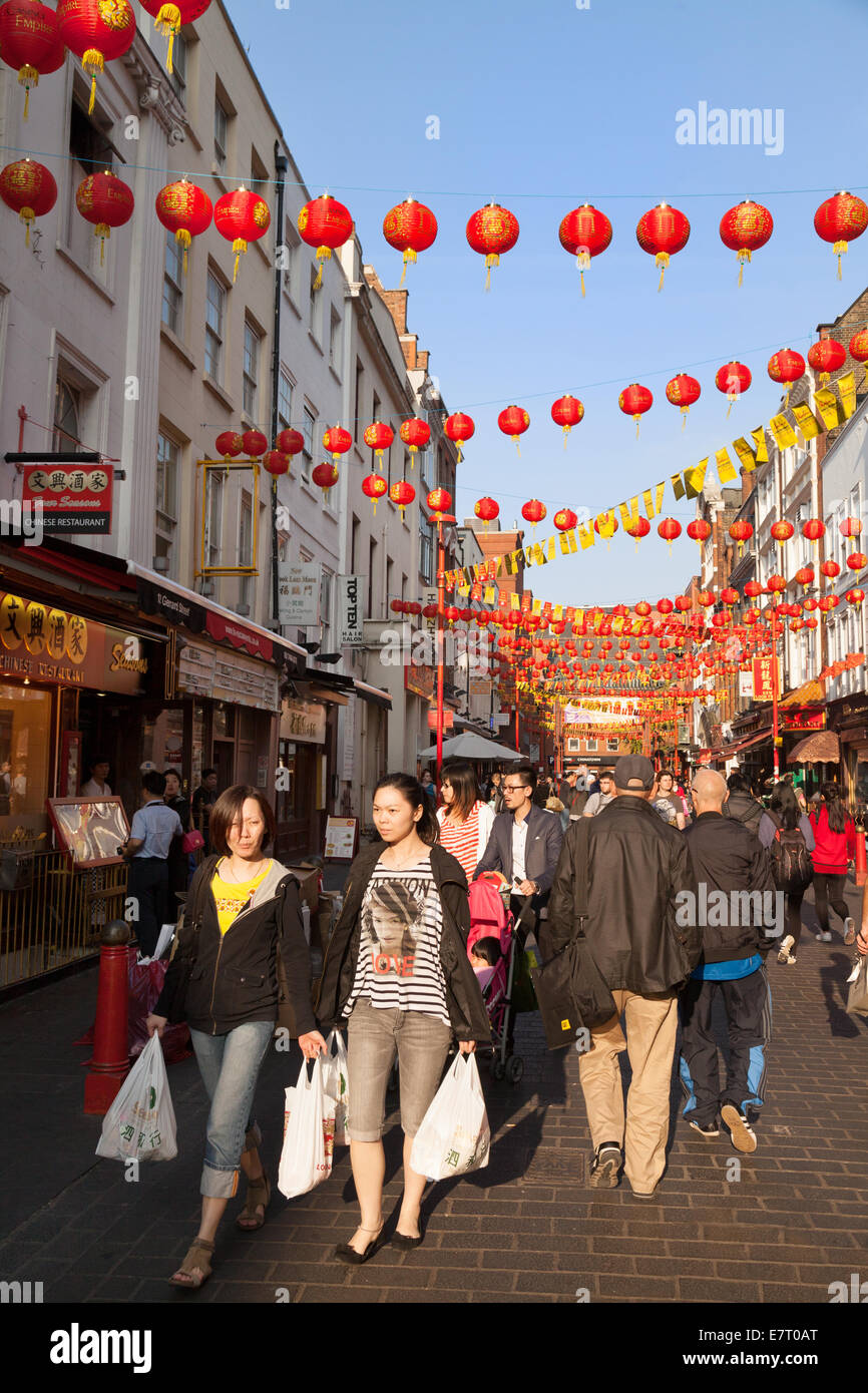 Straßenszene, Gerrard Street, Stadtteil Chinatown London Soho, UK Stockfoto