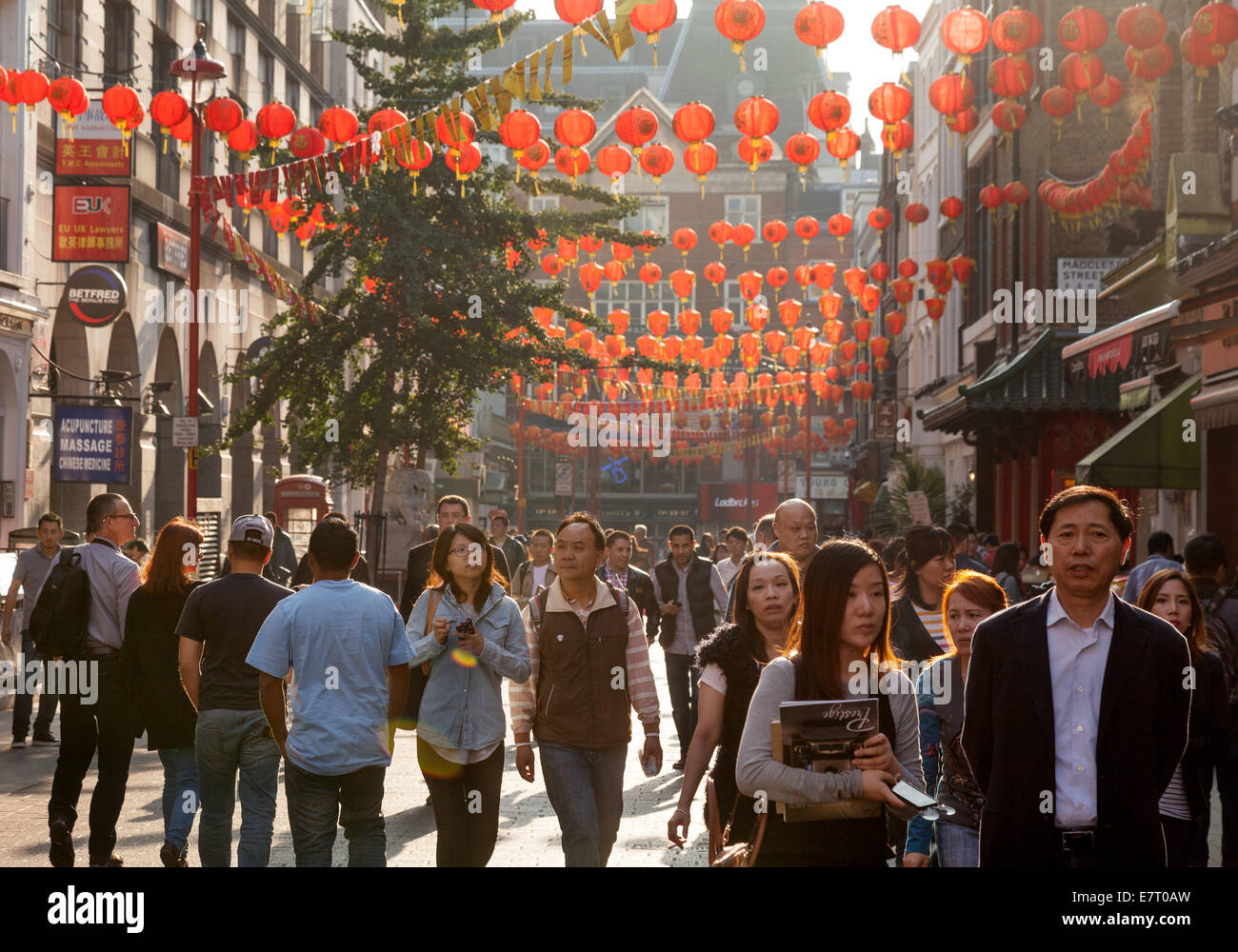 Straßenszene, Gerrard Street, Soho, Chinatown, London UK Stockfoto