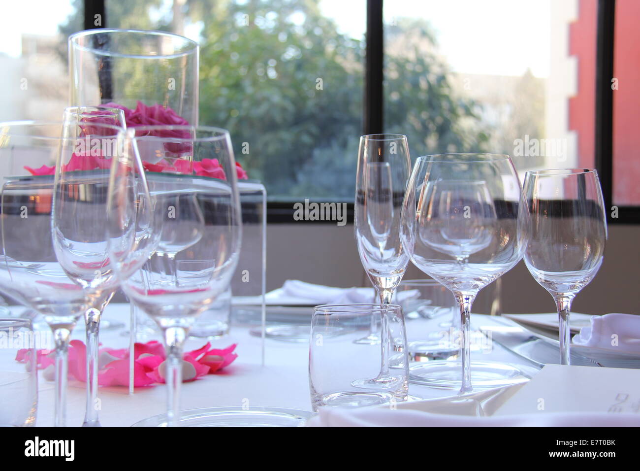 Das Abendessen-Tisch mit Besteck, Glaswaren, für Dinner-Event. Stockfoto