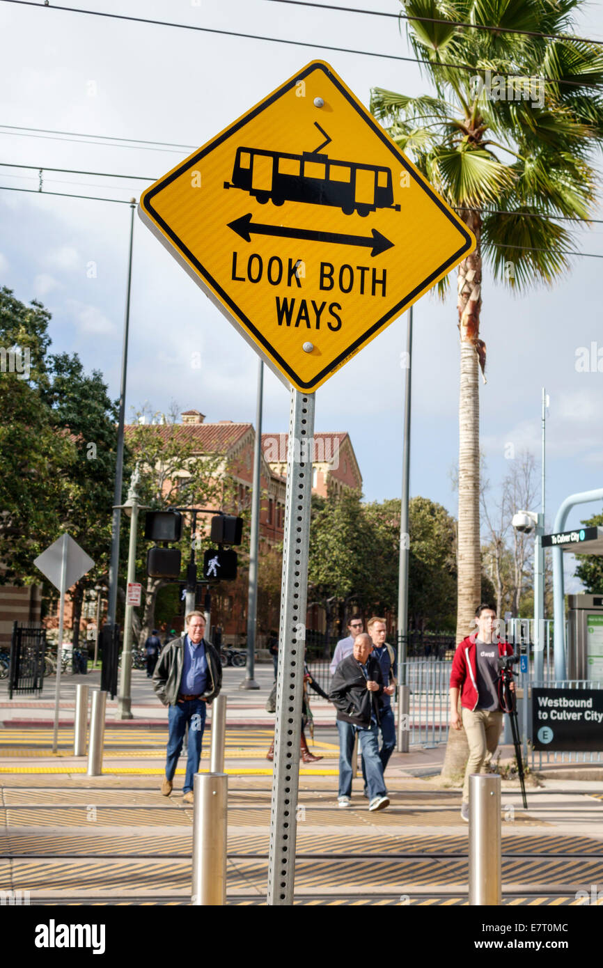 Los Angeles California, LA County Metro Rail, Stadtbahnsystem, Nahverkehr, Gold Line, Expo Park, USC, Bahnhof, Fußgängerüberweg, Warnschild, Zug, sicher Stockfoto