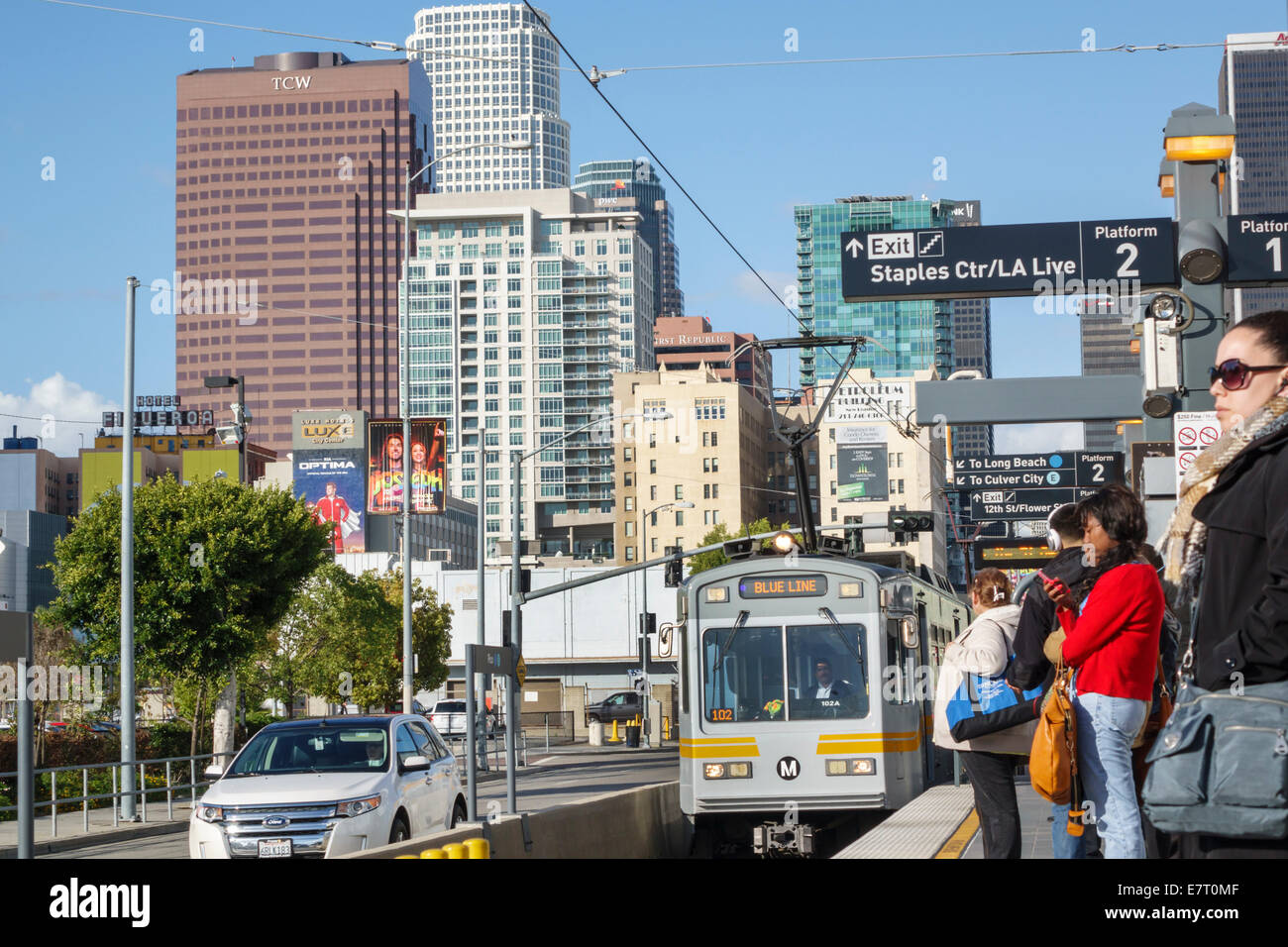 Los Angeles, Kalifornien, Innenstadt, LA County Metro Rail, Stadtbahn, Nahverkehr, öffentliche Verkehrsmittel, Gold Line, Pico Station, Bahnhof, Plattform, Blac Stockfoto