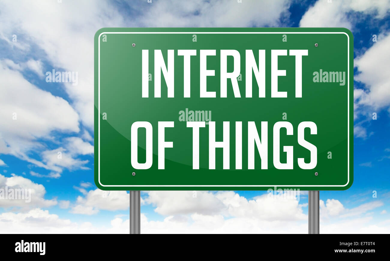 Internet der Dinge auf Autobahn Wegweiser. Stockfoto