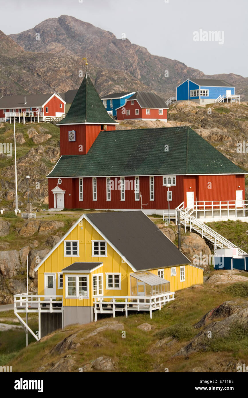 Das Festhalten an einem felsigen Küstenstreifen an der grönländischen Westküste, ist bunte Sisimiut zweitgrößte Stadt des Landes (Einw 5250) Stockfoto