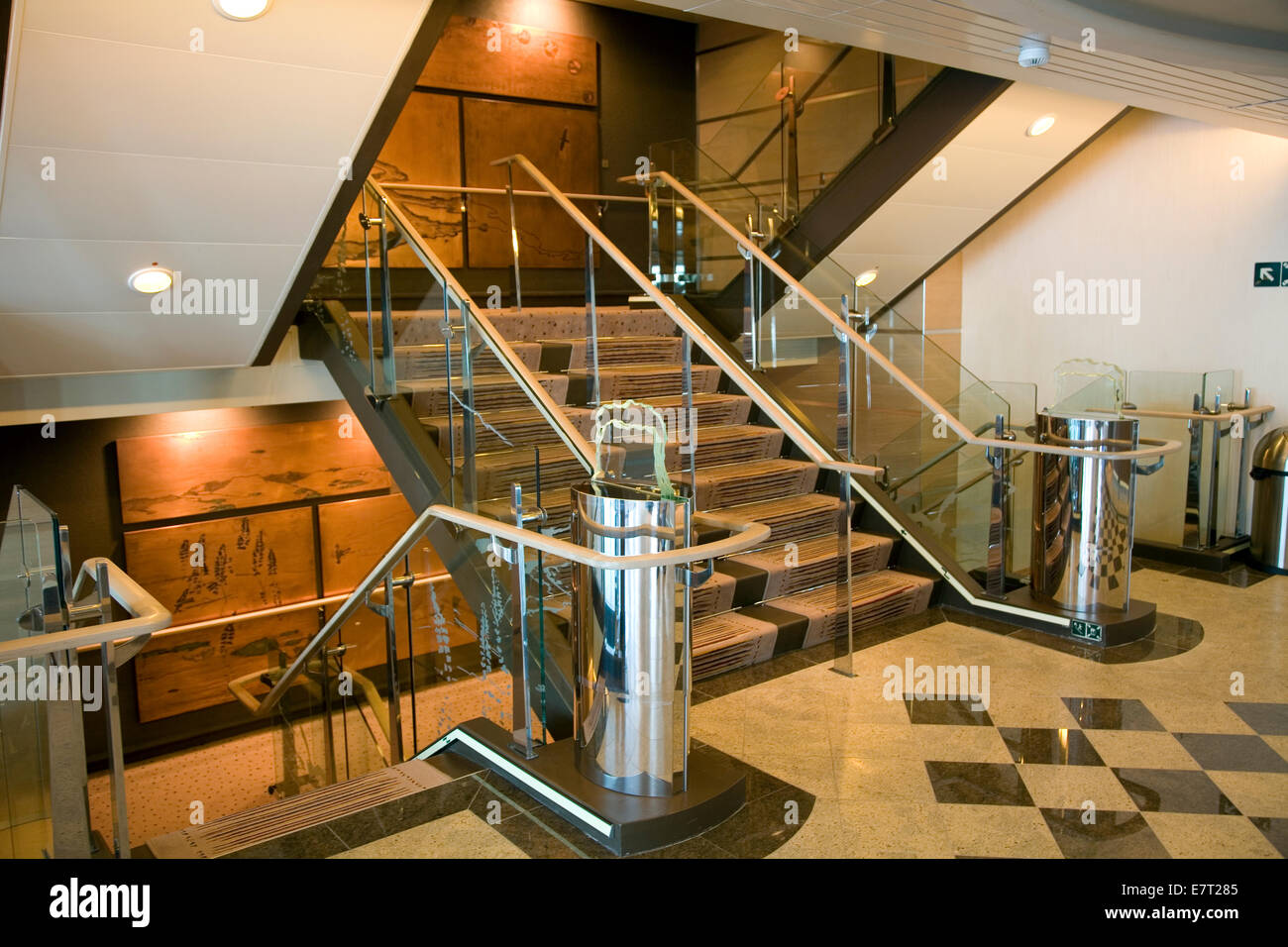 Das Expeditionsschiff MS FRAM bietet Auge ansprechendes modernes Design und feinsten Materialien in Grönland Stockfoto