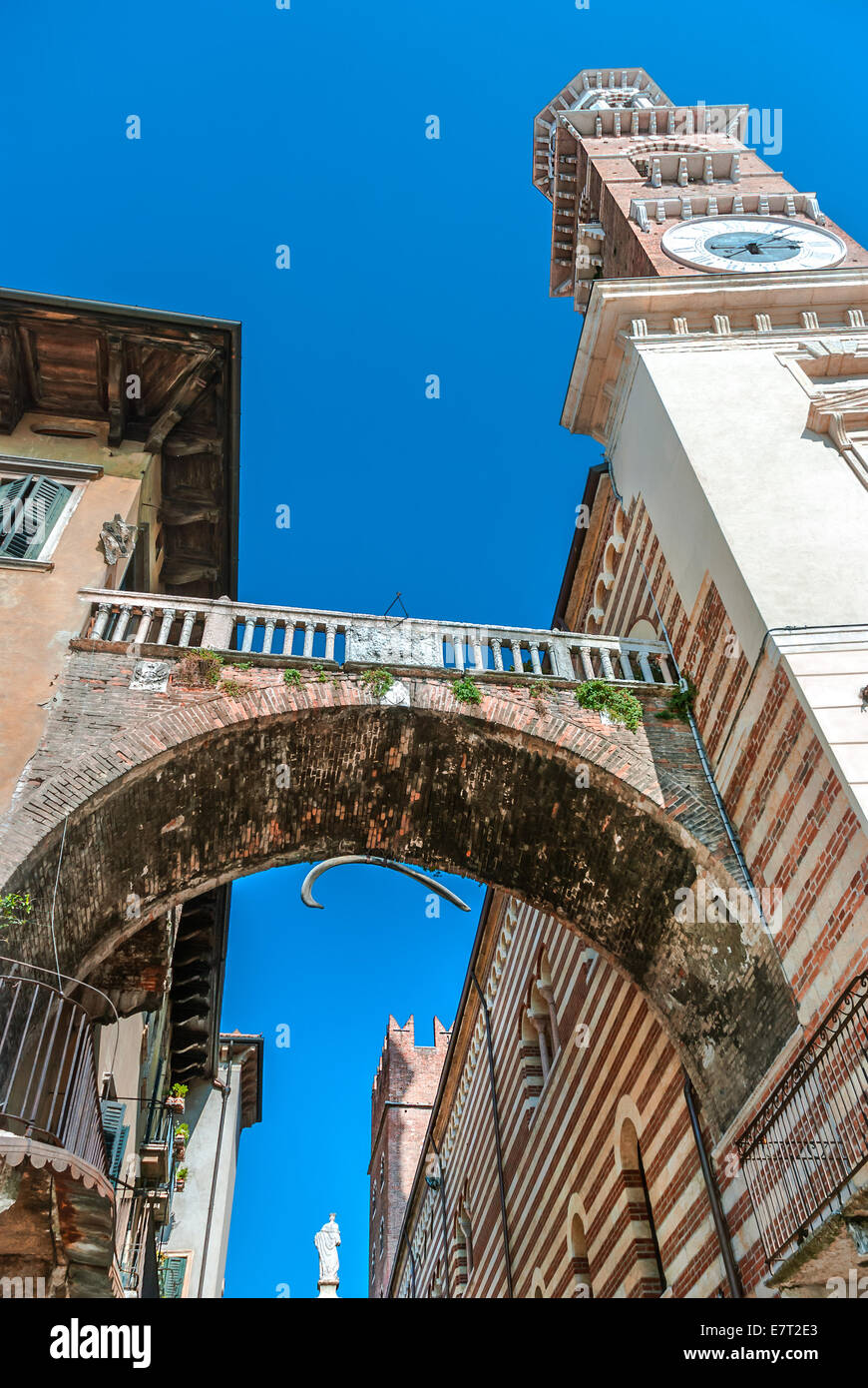 Piazza Erbe und Torre Dei Lamberti in Verona Italien Stockfoto
