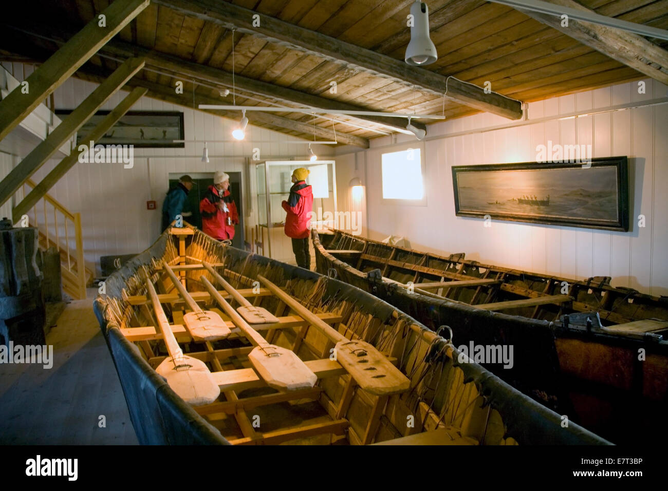 Traditonal Dichtung Haut Boote, angezeigt im Upernavik feine kleine Museum, untergebracht in einem Gebäude, Upernavik, Grönland 1864-shop Stockfoto