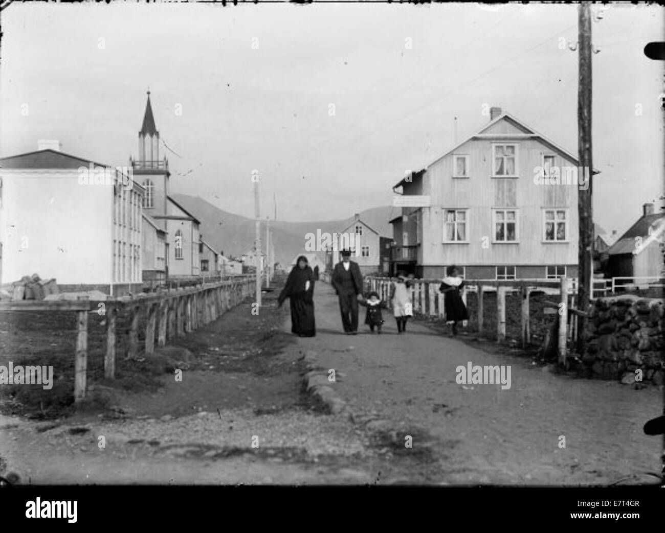 Kona Og Karl Með Þrjú börn Á Gangi Eftir Skólabraut Á Akranesi, um 1915 Stockfoto