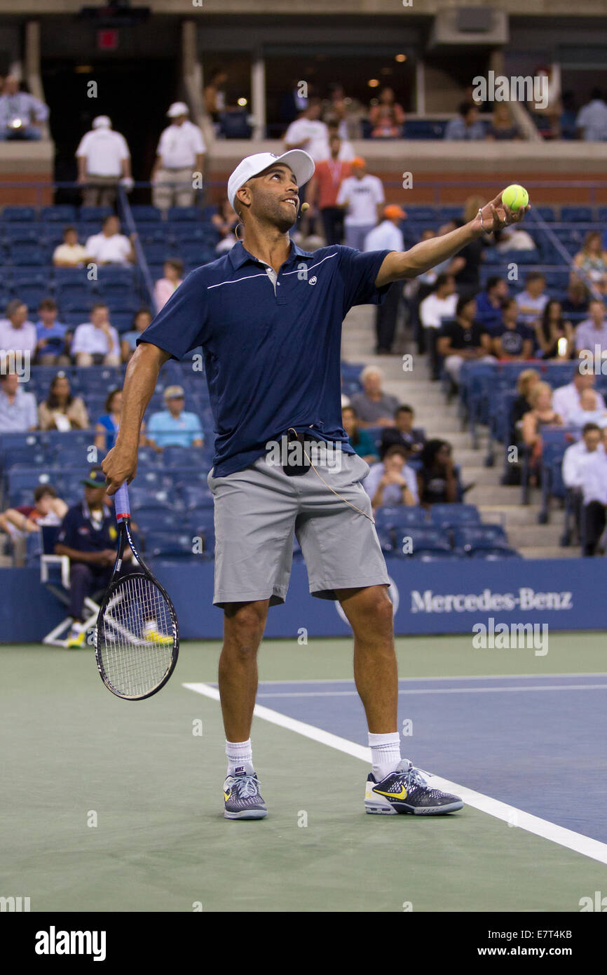 James Blake (USA) in Aktion während einer Ausstellung match bei den 2014 US Open Tennis Championships. © Paul J. Sutton/PCN Stockfoto