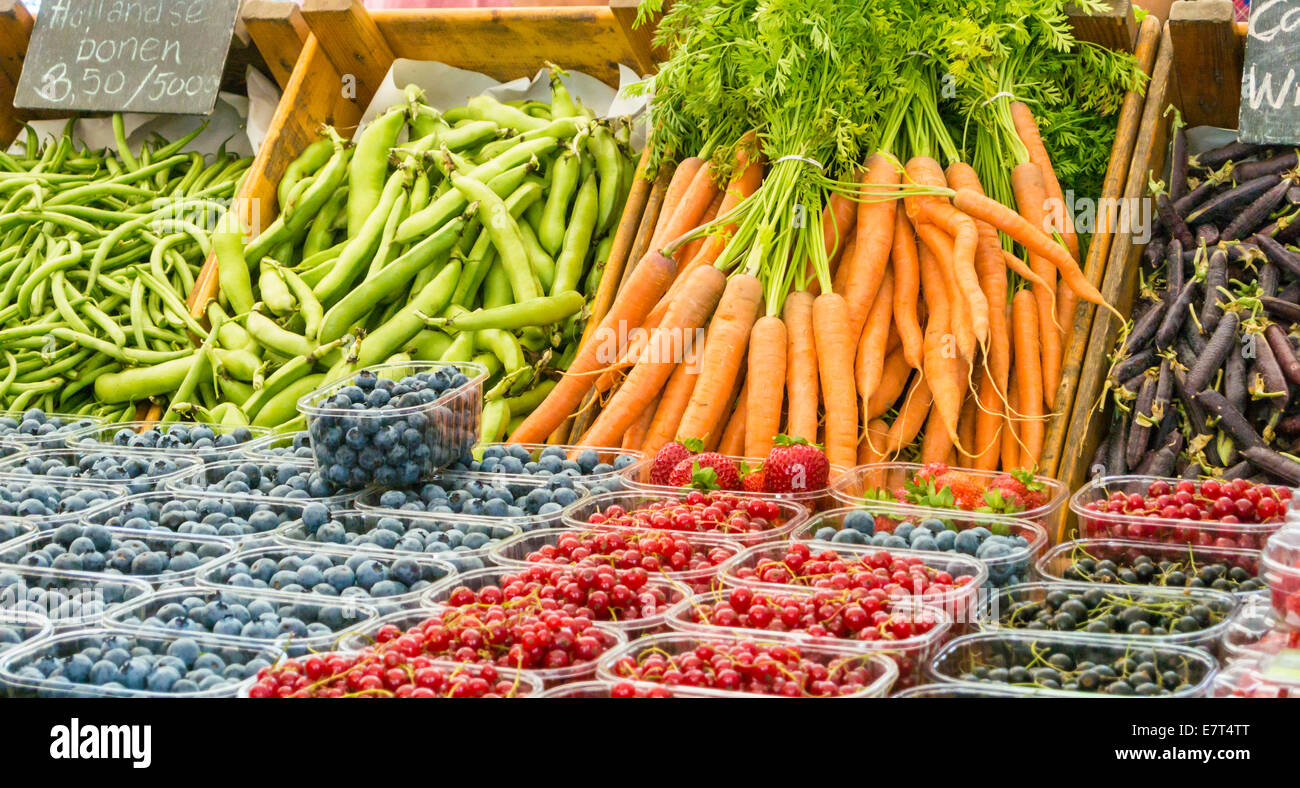 Marktstand in Belgien Verkauf buntem Obst & Gemüse Stockfoto