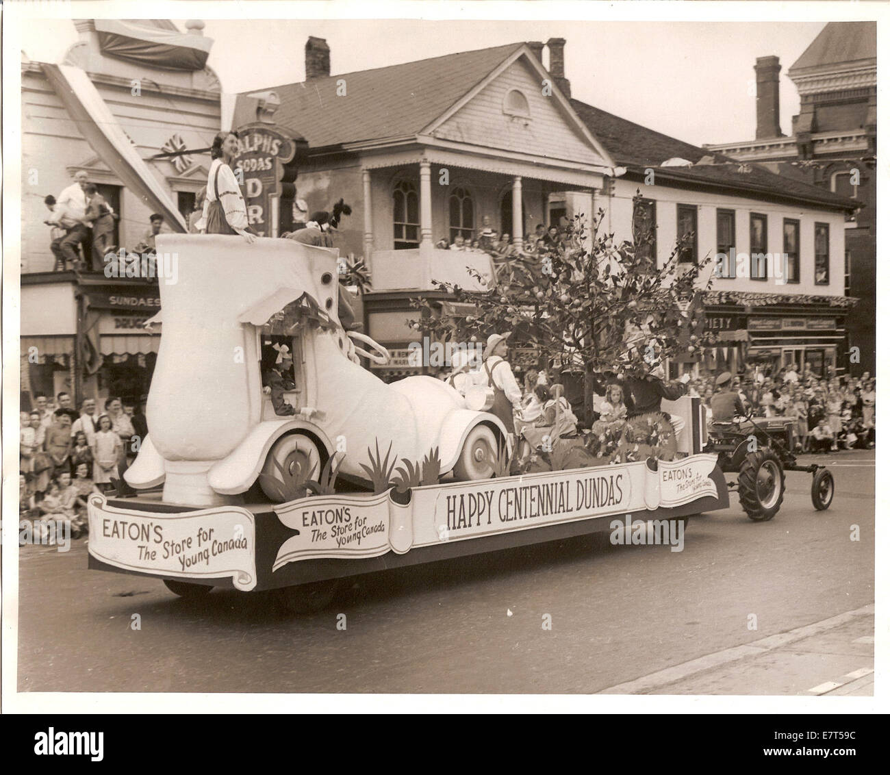 Im Rahmen des Dundas Centennial Gründungsurkunde als Stadt im Jahre 1947 fand eine Parade am 1. Juli statt. Die Parade an der High School begann und endete in der Driving-Park. Foto ist Teil meiner Serie 3: Fotos in der Centennial Dundas (1947) Committee-Fond Stockfoto