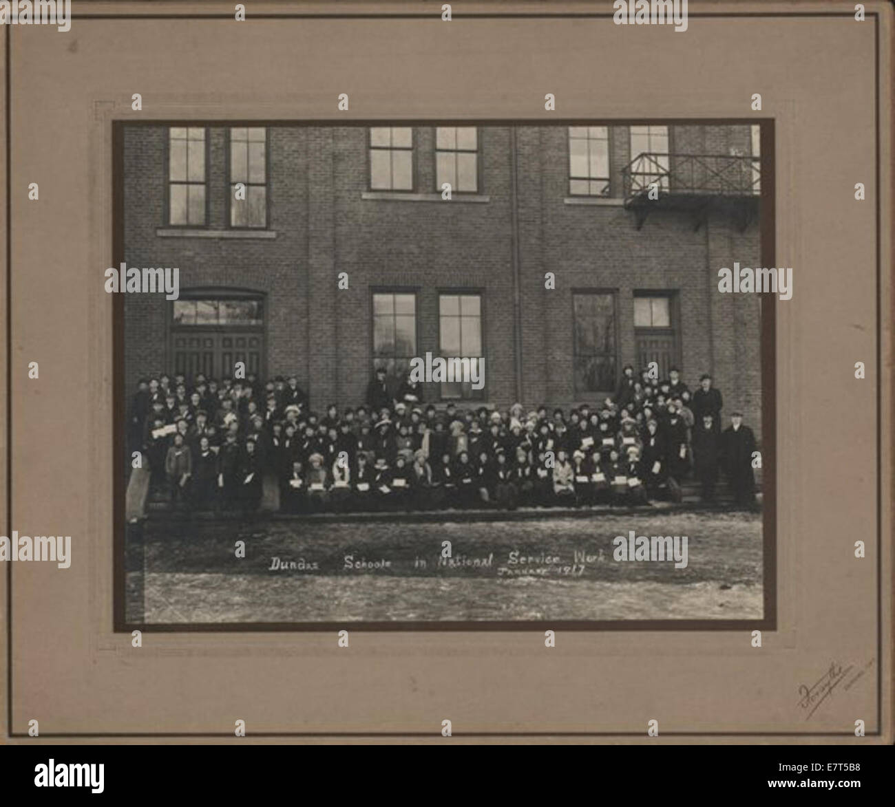 Foto, das Schüler der Dundas-Schule zeigt, die im National Service arbeiten. Das Bild verdeutlicht die Rolle der Schulen beim Beitrag zum nationalen Dienst in der Mitte des 20. Jahrhunderts. Stockfoto